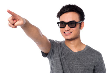 Naklejka premium Guy in dark sunglasses pointing at something