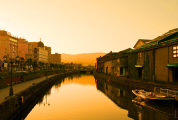 Naklejka premium golden hour at Otaru canals