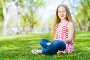Fototapeta premium portrait of a smiling girl in a park