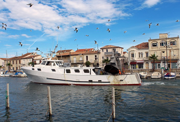 bateau de pêche qui rentre au port