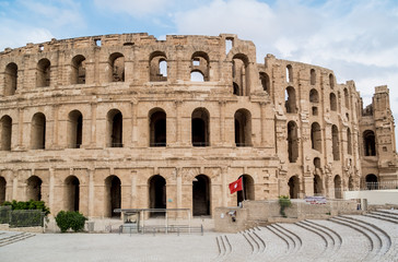 Fototapeta premium ruins of ancient colosseum in North Africa