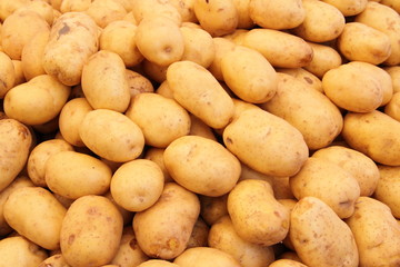 ein Stand mit Kartoffeln