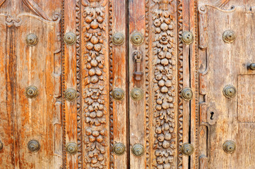 Vieja puerta de madera de una casa señorial