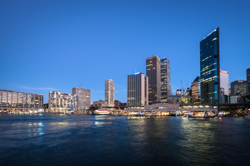 Fototapeta na wymiar Sydney pa¼dziernika 10,2009 Circular Quay z odbicia w b.