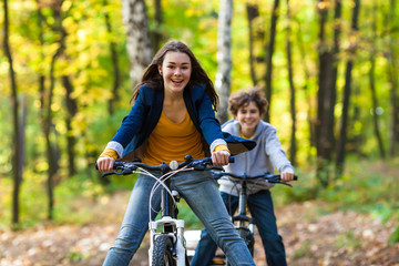 Fototapeta premium Urban biking - teens riding bikes in city park