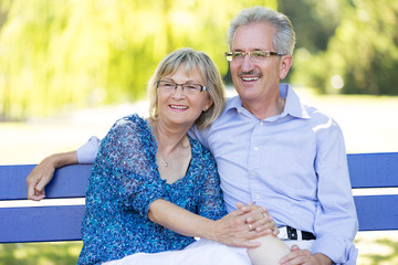 Senioren sitzen auf einer Parkbank