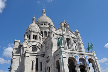 Fototapeta na wymiar La Basilique du Sacré Cœur de Montmartre