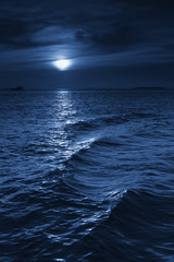 Naklejka premium Beautiful Midnight Ocean View With Moonrise And Calm Waves