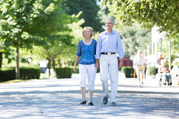 Senioren spazieren durch einen Park