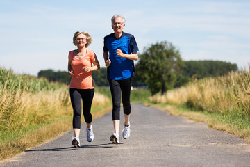 älteres Paar joggt