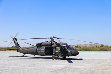 Fototapeta na wymiar Wojskowy śmigłowiec Blackhawk w bazie