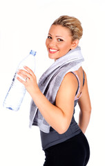 Sportliche attraktive junge  Frau mit Wasserflasche