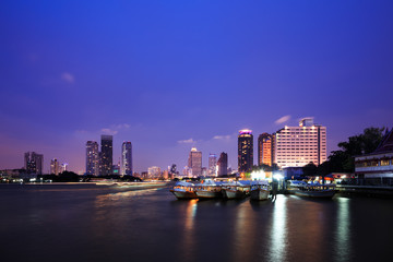 Fototapeta na wymiar Chao phraya river at twilight with boats