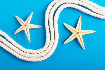 Fototapeta na wymiar Rope and starfish on blue