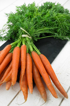 botte de carottes et fanes sur ardoise 3