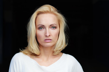 Naklejka premium Portrait of a beautiful young glamour girl on a dark background
