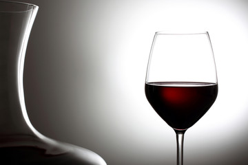 vino rosso bicchiere su sfondo grigio