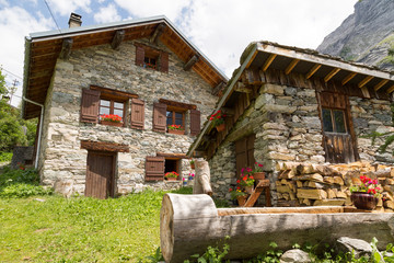 Chalets en pierre dans le hameau © Sébastien Closs