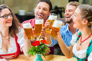 Freunde in Bayern trinken Bier in Wirtschaft 