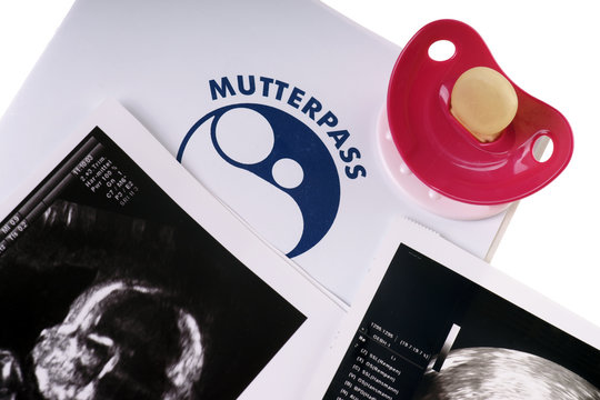 Mutterpass mit Schnuller und Ultraschallbild