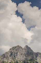 Wolken und blauer Himmel über dem Berg