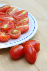 piatto di pomodori datterini