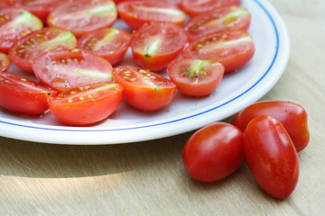 piatto di pomodori datterini