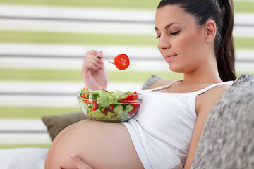 Healthy pregnancy eating salad - obrazy, fototapety, plakaty