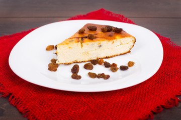 Cottage cheese pie with raisins