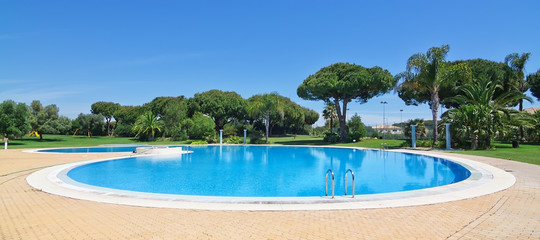 Summer-round outdoor swimming pool. In the hotel to rest.