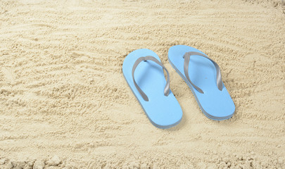 Chanclas azules en la arena