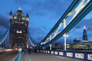 Fototapeta na wymiar London Tower Bridge zur blauen Stunde