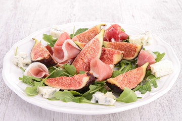 salad with fig, ham and cheese