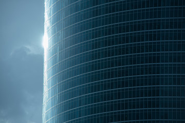 Fototapeta premium Sun beam light from behind the skyscraper