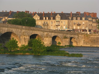 Blois : pont de pierre sur la Loire au coucher du soleil