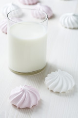 Fototapeta na wymiar Milk and meringues
