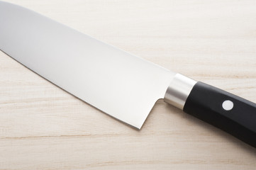 木目の背景に包丁のクローズアップ