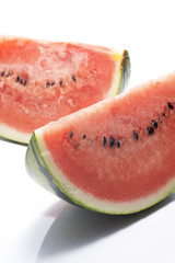 白背景にカットした西瓜