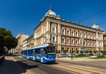 Fototapeta na wymiar Nowoczesne EU8N tramwaj w Krakowie - Polska