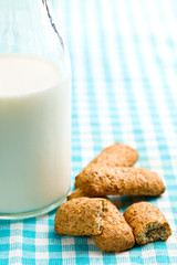 wholemeal cookies with milk