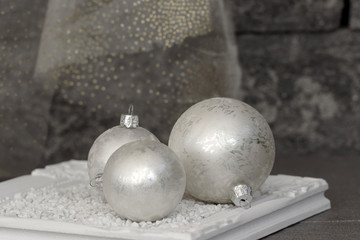 Weisse Weihnachtskugeln