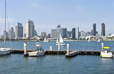 Fototapeta na wymiar San Diego skyline i mała przystań.