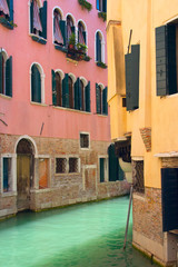Fototapeta na wymiar View of Canal in Venice with pink and yellow house