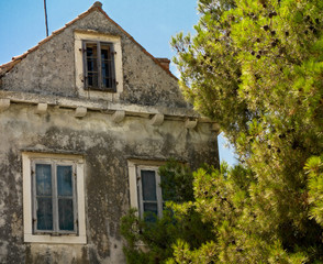 Fototapeta na wymiar stary opuszczony dom