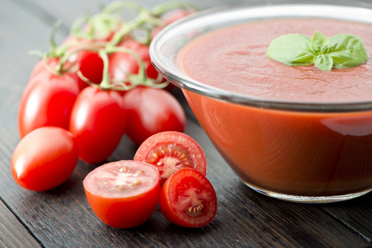 passata di pomodoro con basilico e pomodori tagliati