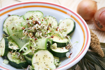 Zucchini mit Sprossen