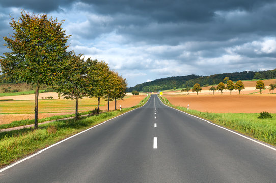 Stra&szlig;e, Fahrbahn, Verkehrswege, Landschaft