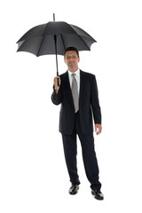 erwachsener attraktiver geschäftsmann mit schwarzem regenschirm