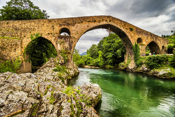 Fototapeta na wymiar Roman Stary kamienny most w Cangas de Onis (Asturias), Hiszpania