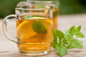 frischer aromatischer schwarzer tee mit zitrone und minze